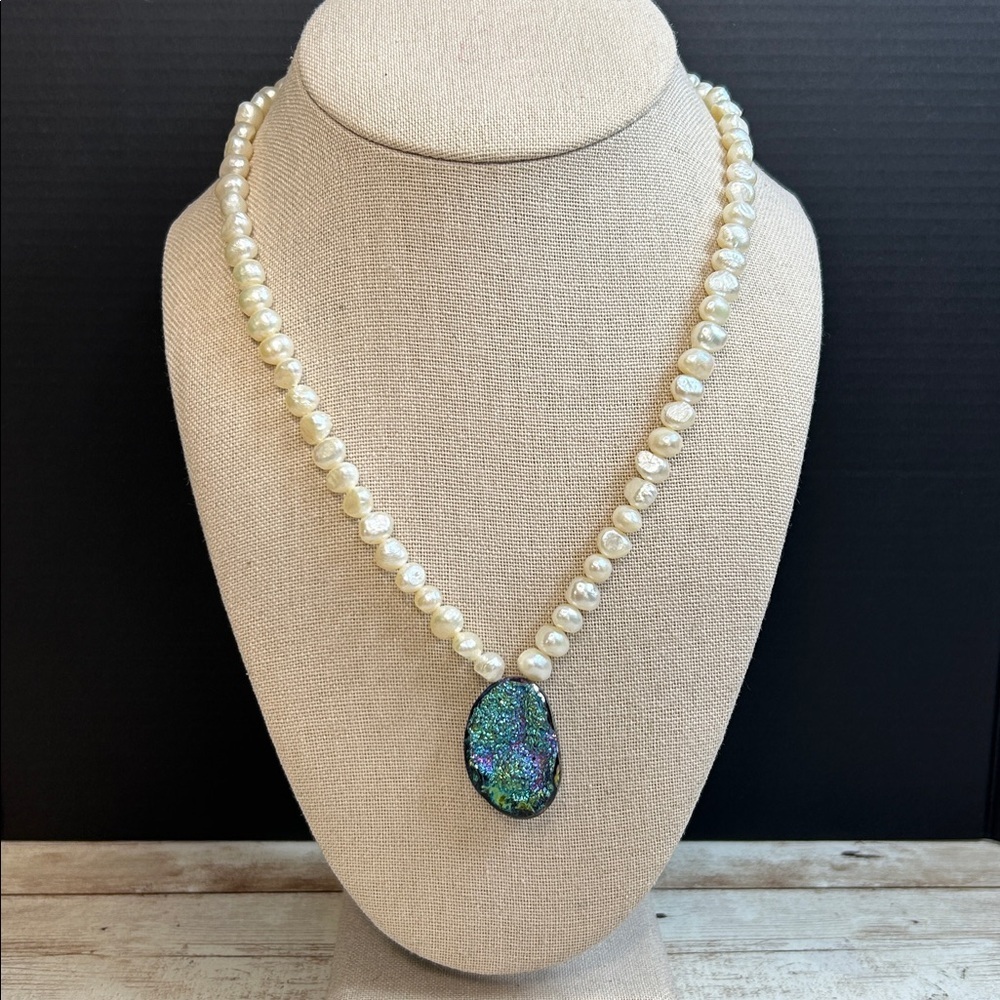 Elegant Genuine Pearl and Peacock Ore Crystal 925 Necklace